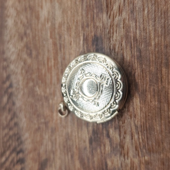 Vanity‎ victorian locket pendant
